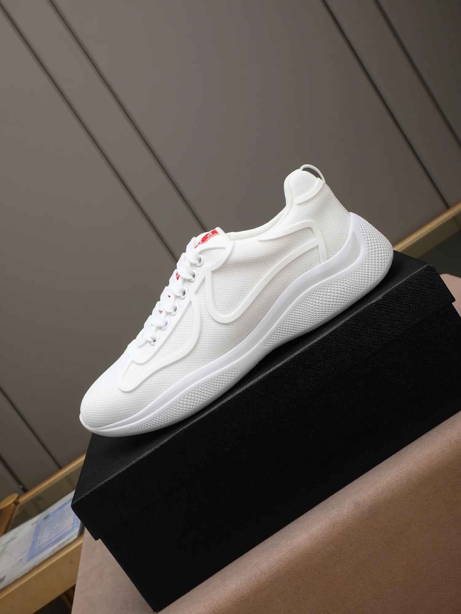 Men's shoes 💰400 PRADA/Prada men's lace-up casual sports shoes, the upper is made of imported rubber and breathable mesh. It is soft, comfortable and breathable. The tongue is decorated with the PRADA brand letter logo. The thick rubber sole echoes the red label tongue. The style is fashionable and elegant. The details are carefully crafted. A casual sports shoe with a super western style and excellent breathability!  Size: 38-44 (45 46 customized)